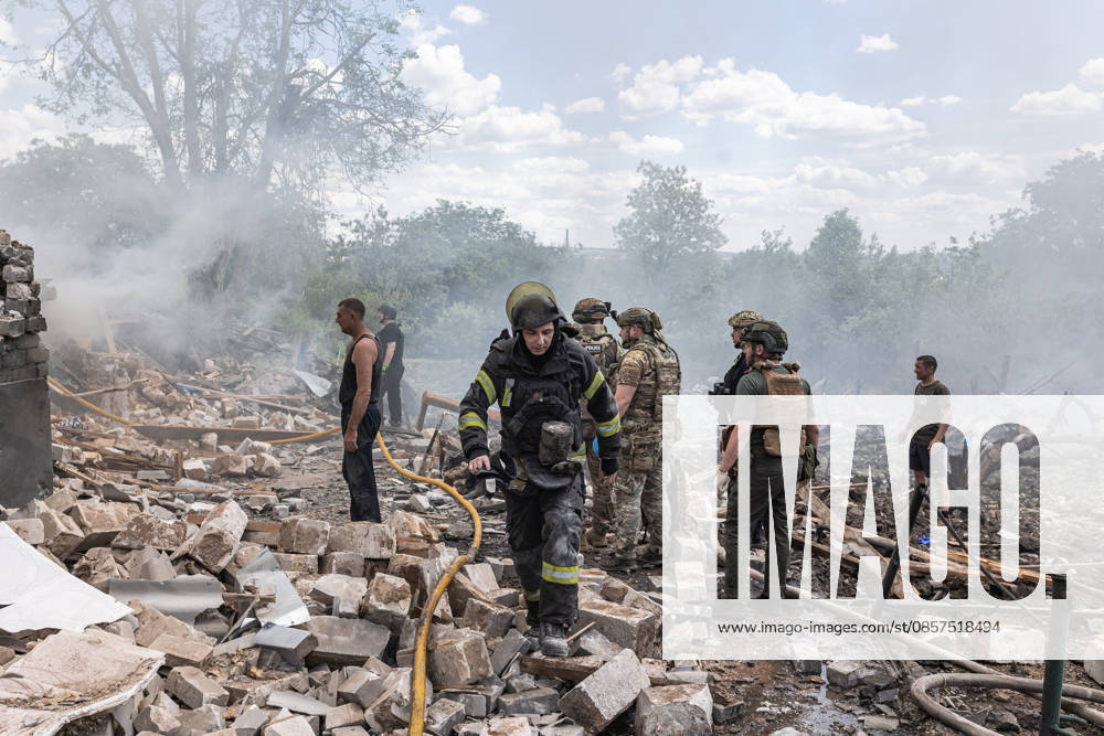 Aftermath of Russian strike in Kramatorsk KRAMATORSK, UKRAINE - MAY 25: Emergency services extinguish a fire and search for the bodies of two people under the rubble following a Russian airstrike on a house in Kramatorsk, Ukraine, on May 25, 2026. Diego Herrera Carcedo Anadolu Kramatorsk Ukraine. Editorial use only. Please get in touch for any other usage.