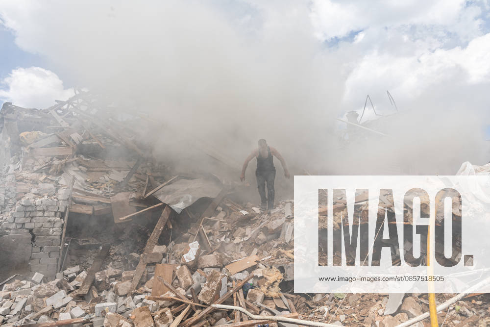 Aftermath of Russian strike in Kramatorsk KRAMATORSK, UKRAINE - MAY 25: Emergency services extinguish a fire and search for the bodies of two people under the rubble following a Russian airstrike on a house in Kramatorsk, Ukraine, on May 25, 2026. Diego Herrera Carcedo Anadolu Kramatorsk Ukraine. Editorial use only. Please get in touch for any other usage.
