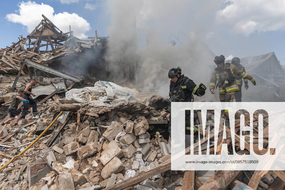 Aftermath of Russian strike in Kramatorsk KRAMATORSK, UKRAINE - MAY 25: Emergency services extinguish a fire and search for the bodies of two people under the rubble following a Russian airstrike on a house in Kramatorsk, Ukraine, on May 25, 2026. Diego Herrera Carcedo Anadolu Kramatorsk Ukraine. Editorial use only. Please get in touch for any other usage.