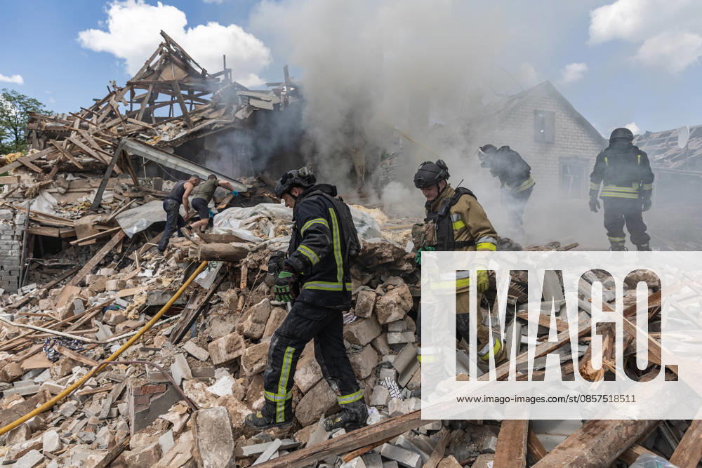Aftermath of Russian strike in Kramatorsk KRAMATORSK, UKRAINE - MAY 25: Emergency services extinguish a fire and search for the bodies of two people under the rubble following a Russian airstrike on a house in Kramatorsk, Ukraine, on May 25, 2026. Diego Herrera Carcedo Anadolu Kramatorsk Ukraine. Editorial use only. Please get in touch for any other usage.