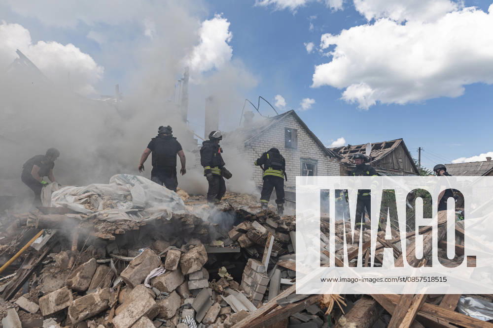 Aftermath of Russian strike in Kramatorsk KRAMATORSK, UKRAINE - MAY 25: Emergency services extinguish a fire and search for the bodies of two people under the rubble following a Russian airstrike on a house in Kramatorsk, Ukraine, on May 25, 2026. Diego Herrera Carcedo Anadolu Kramatorsk Ukraine. Editorial use only. Please get in touch for any other usage.