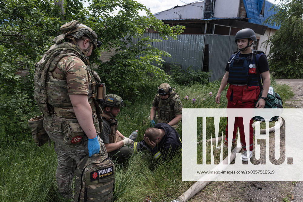 Aftermath of Russian strike in Kramatorsk KRAMATORSK, UKRAINE - MAY 25: Paramedics treat a firefighter who has inhaled smoke during the extinguishing of a fire following a Russian airstrike on a house in Kramatorsk, Ukraine, on May 25, 2026. Diego Herrera Carcedo Anadolu Kramatorsk Ukraine. Editorial use only. Please get in touch for any other usage.