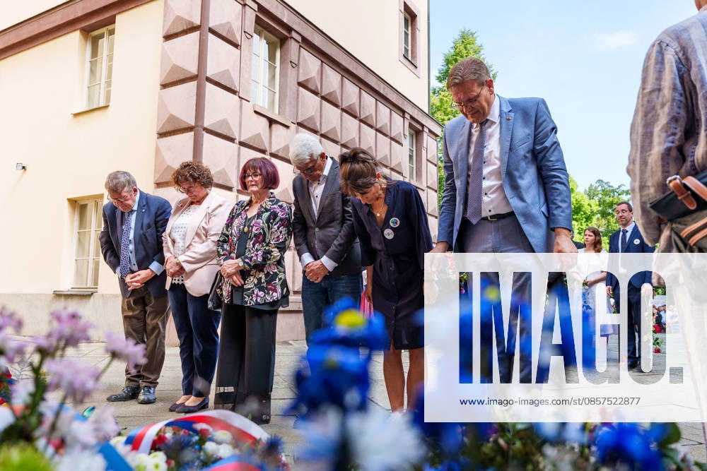 Deputy Chairman of the Sudeten German Landsmannschaft STEFFEN HORTLER (R) and others are paying tribute to the victims of nazism at the Memorial Plaque to the Anti-Fascist Fighters during a commemorative ceremony honoring the victims of Nazism in Brno, Czech Republic, on May 25, 2026. The 76th Congress of Sudeten Germans took place in Brno, Czech Republic, from May 22 to 25, 2026, marking the first time the event was held in the country. Brno Czech Republic - ZUMAc315 20260525_zsp_c315_017