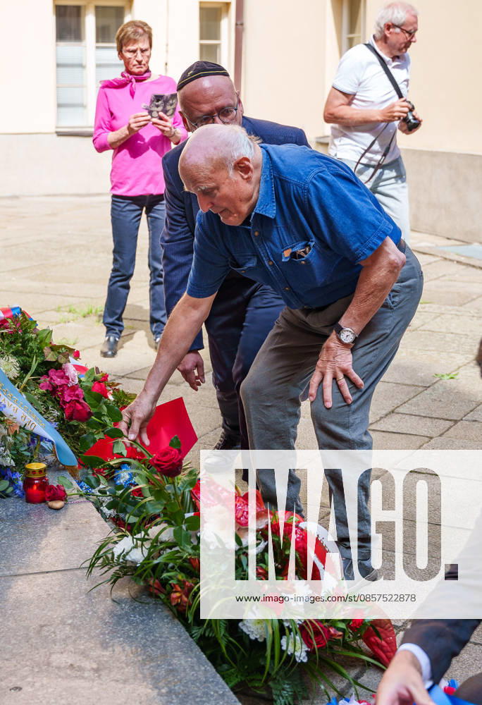 An old man is laying flowers at the Memorial Plaque to the Anti-Fascist Fighters during a commemorative ceremony honoring the victims of Nazism in Brno, Czech Republic, on May 25, 2026. The 76th Congress of Sudeten Germans took place in Brno, Czech Republic, from May 22 to 25, 2026, marking the first time the event was held in the country. Brno Czech Republic - ZUMAc315 20260525_zsp_c315_014