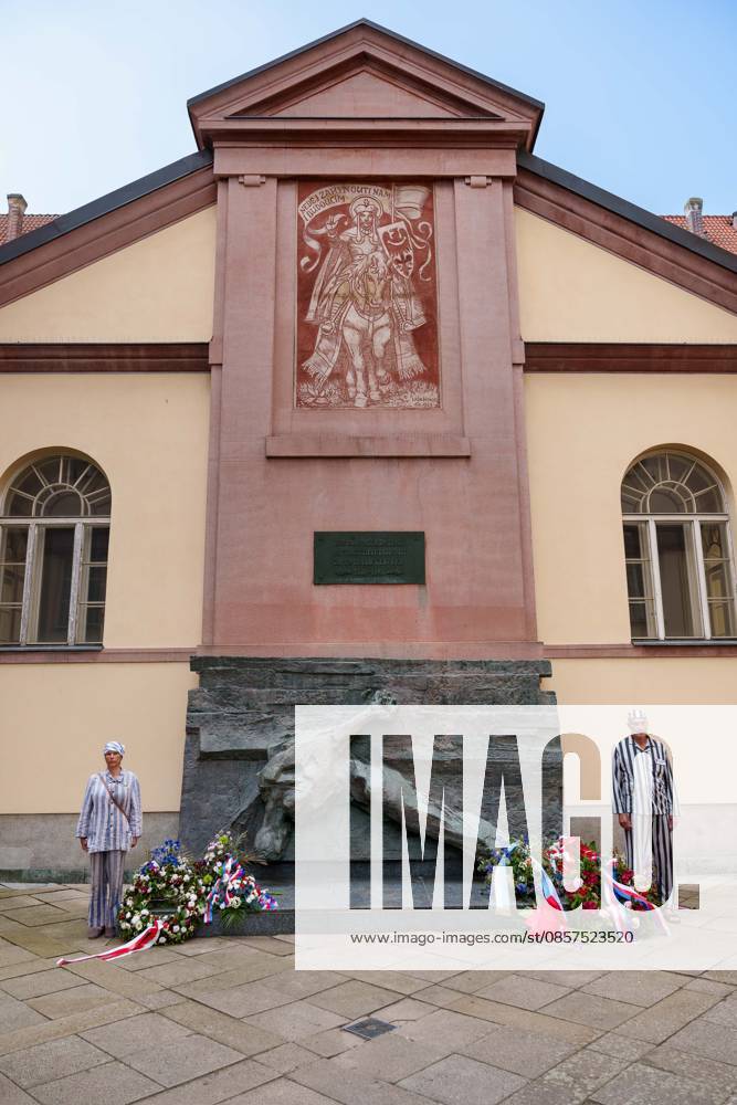Opponents of reconciliation with Sudeten Germans, dressed in a Jewish prison uniform, standing by The Commemorative Plaque Anti-Fascist Fightersduring a commemorative ceremony honoring the victims of Nazism in Brno, Czech Republic, on May 25, 2026. The 76th Congress of Sudeten Germans took place in Brno, Czech Republic, from May 22 to 25, 2026, marking the first time the event was held in the country. Brno Czech Republic - ZUMAc315 20260525_zsp_c315_031