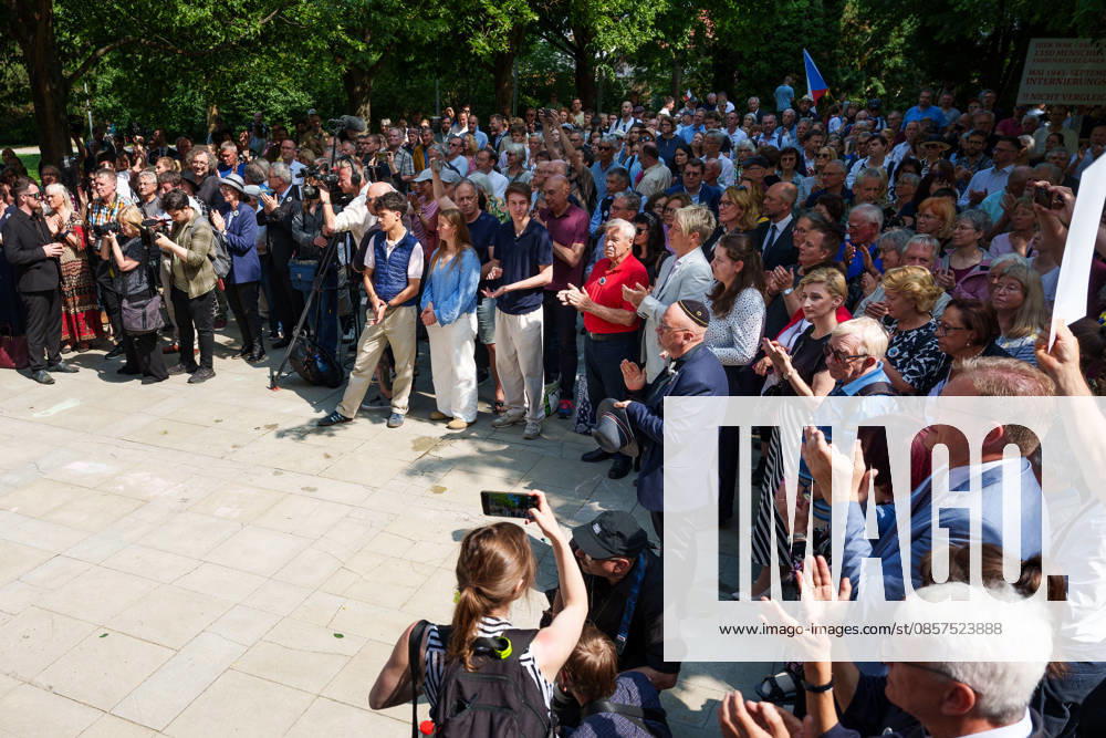 Supporters of reconciliation with Sudeten Germans during a commemorative ceremony honoring the victims of Nazism in Brno, Czech Republic, on May 25, 2026. The 76th Congress of Sudeten Germans took place in Brno, Czech Republic, from May 22 to 25, 2026, marking the first time the event was held in the country. Brno Czech Republic - ZUMAc315 20260525_zsp_c315_036