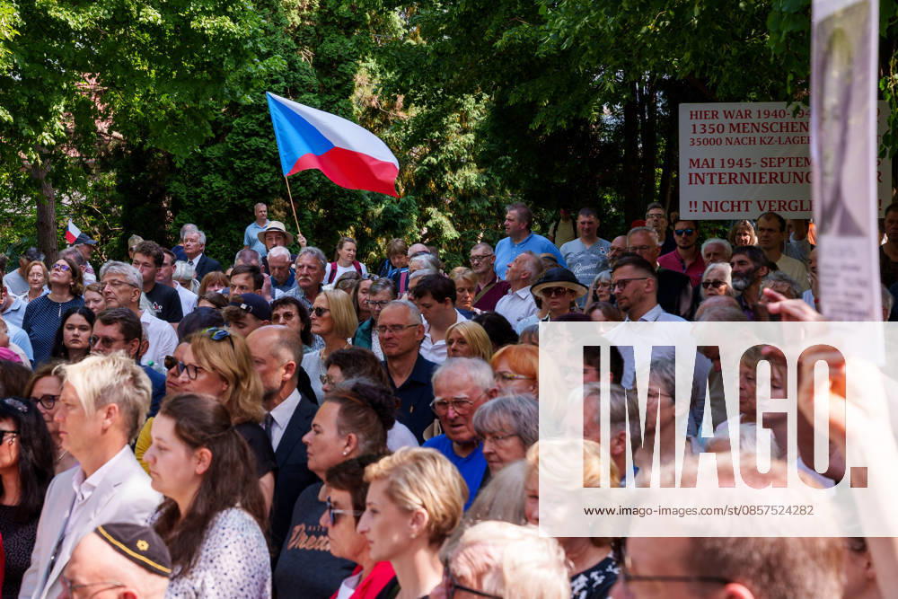 Supporters of reconciliation with Sudeten Germans and Opponents of reconciliation with Sudeten Germans holding their signs in the back during a commemorative ceremony honoring the victims of Nazism in Brno, Czech Republic, on May 25, 2026. The 76th Congress of Sudeten Germans took place in Brno, Czech Republic, from May 22 to 25, 2026, marking the first time the event was held in the country. Brno Czech Republic - ZUMAc315 20260525_zsp_c315_044