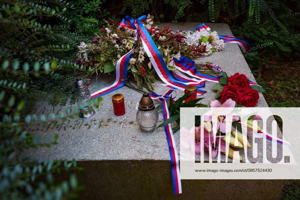 Flowers on the memorial during a commemorative ceremony honoring the victims of Nazism in Brno, Czech Republic, on May 25, 2026. The 76th Congress of Sudeten Germans took place in Brno, Czech Republic, from May 22 to 25, 2026, marking the first time the event was held in the country. Brno Czech Republic - ZUMAc315 20260525_zsp_c315_049
