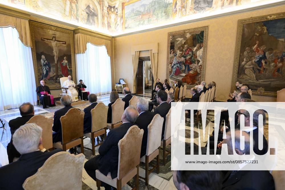 ITALY - POPE LEO XIV RECEIVES A DELEGATION FROM THE CIRCULO ECUESTRE OF BARCELLONA IN A PRIVATE AUDIENCE AT THE VATICAN - 2026 5 25 Italy, Rome, Vatican, 2026 5 25. Pope Leo XIV receives a delegation from the Circulo Ecuestre of Barcelona in a private audience at the Vatican - NO BOOKS