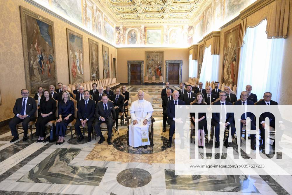 ITALY - POPE LEO XIV RECEIVES A DELEGATION FROM THE CIRCULO ECUESTRE OF BARCELLONA IN A PRIVATE AUDIENCE AT THE VATICAN - 2026 5 25 Italy, Rome, Vatican, 2026 5 25. Pope Leo XIV receives a delegation from the Circulo Ecuestre of Barcelona in a private audience at the Vatican - NO BOOKS
