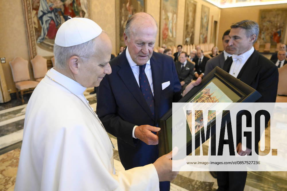 ITALY - POPE LEO XIV RECEIVES A DELEGATION FROM THE CIRCULO ECUESTRE OF BARCELLONA IN A PRIVATE AUDIENCE AT THE VATICAN - 2026 5 25 Italy, Rome, Vatican, 2026 5 25. Pope Leo XIV receives a delegation from the Circulo Ecuestre of Barcelona in a private audience at the Vatican - NO BOOKS