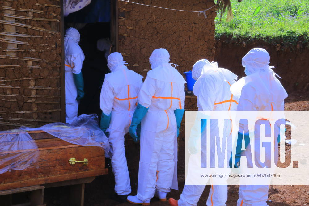 Ebola outbreak in Democratic Republic of Congo MONGBWALU, DEMOCRATIC REPUBLIC OF THE CONGO - MAY 25: Health workers wearing protective equipment carry the body of a person who died with suspected Ebola infection in Mongbwalu village of Ituri province in eastern Democratic Republic of the Congo, on May 25, 2026. Marcus Loika Anadolu Mongbwalu Democratic Republic of the Congo. Editorial use only. Please get in touch for any other usage.