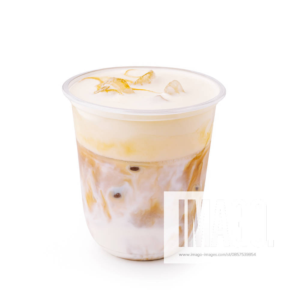 IMAGO Creative, Food, Trend, Iced Coffee Ein gekühltes Getränk mit Eis, Sahne und einer Kaffeemischung, serviert in einem durchsichtigen Becher A drink with layers of cream and coffee sits in a clear cup. Ice is mixed in, making it cool and refreshing. This beverage is perfect for hot days or as a relaxing treat. (License=RF)