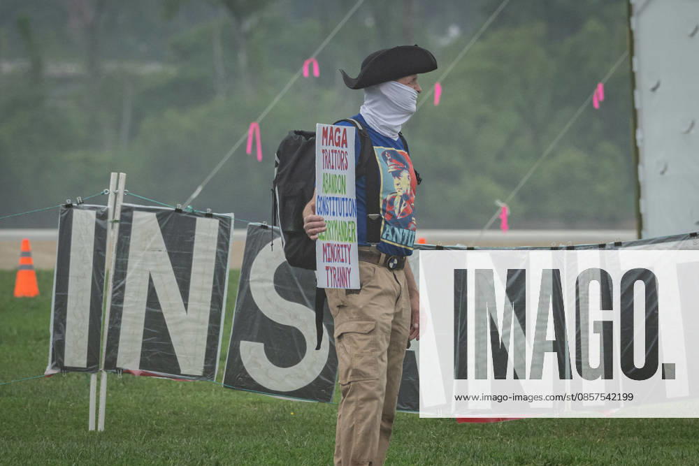 Protesters gather along the motorcade route during Memorial Day events in the Washington area. Washington United States - ZUMAk206 20260525_znp_k206_033