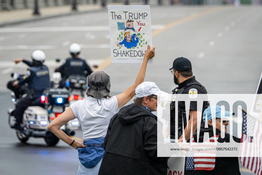 Protesters gather along the motorcade route during Memorial Day events in the Washington area. Washington United States - ZUMAk206 20260525_znp_k206_031