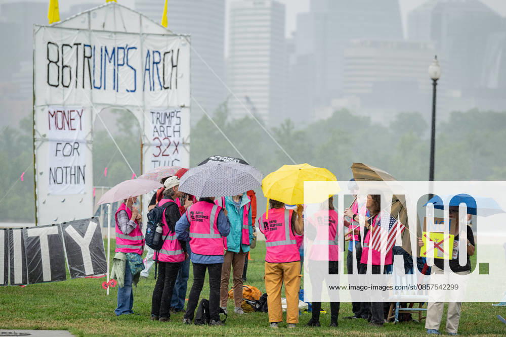 Protesters gather along the motorcade route during Memorial Day events in the Washington area. Washington United States - ZUMAk206 20260525_znp_k206_028