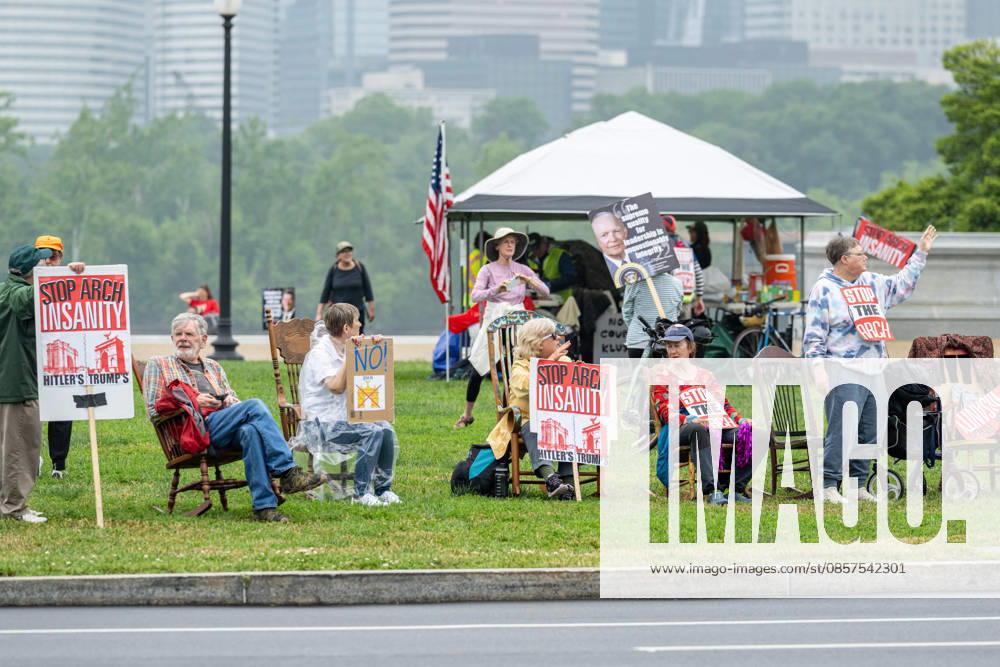Protesters gather along the motorcade route during Memorial Day events in the Washington area. Washington United States - ZUMAk206 20260525_znp_k206_029