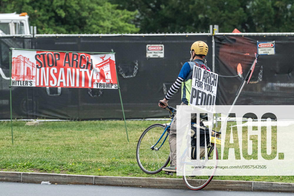 Protesters gather along the motorcade route during Memorial Day events in the Washington area. Washington United States - ZUMAk206 20260525_znp_k206_020