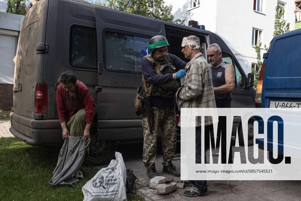 Russian attack on Ukraine s Kramatorsk KRAMATORSK, UKRAINE - MAY 25: An elderly couple who have been injured are being treated by a soldier following a Russian attack using KAB bombs in the centre of Kramatorsk, Ukraine, on May 25, 2026. Diego Herrera Carcedo Anadolu Kramatorsk Ukraine. Editorial use only. Please get in touch for any other usage.
