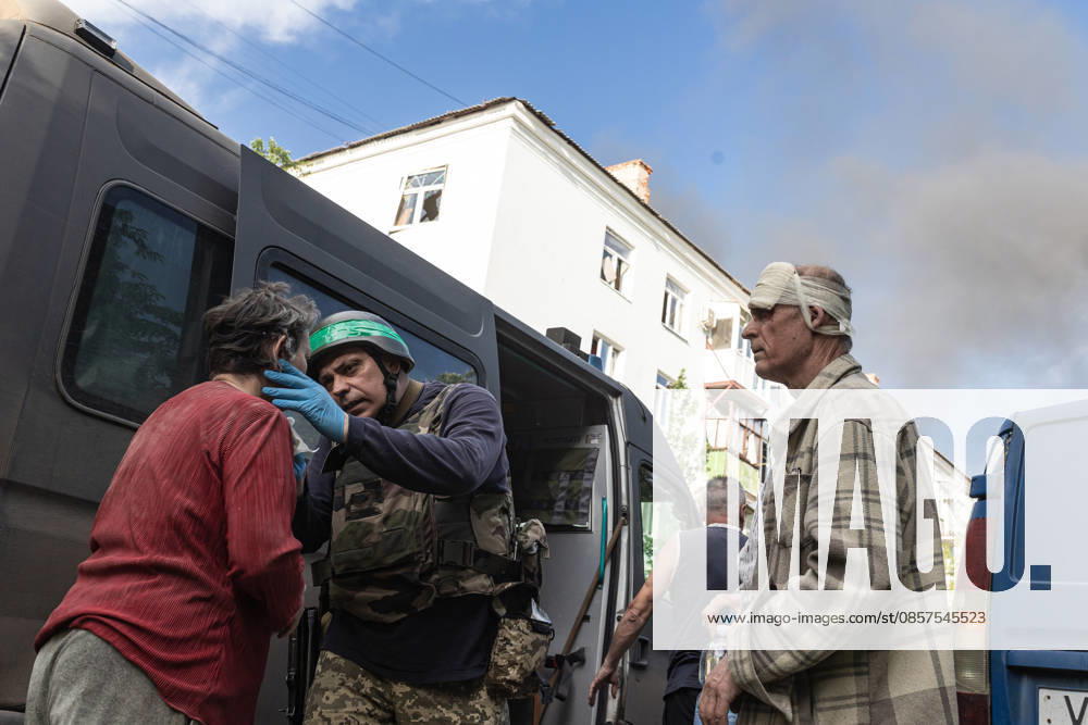 Russian attack on Ukraine s Kramatorsk KRAMATORSK, UKRAINE - MAY 25: An elderly couple who have been injured are being treated by a soldier following a Russian attack using KAB bombs in the centre of Kramatorsk, Ukraine, on May 25, 2026. Diego Herrera Carcedo Anadolu Kramatorsk Ukraine. Editorial use only. Please get in touch for any other usage.