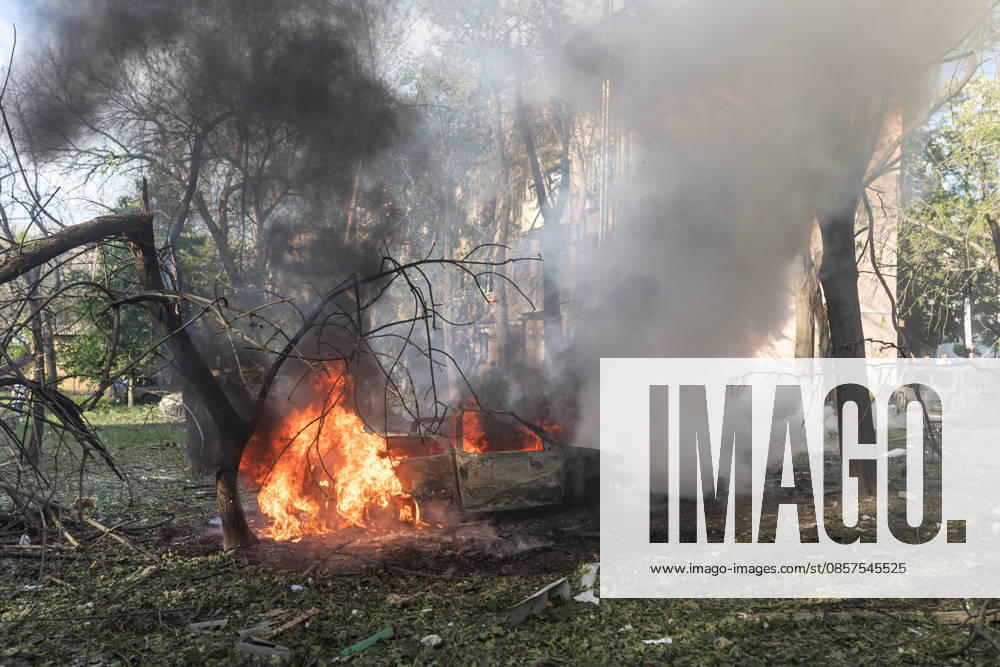 Russian attack on Ukraine s Kramatorsk KRAMATORSK, UKRAINE - MAY 25: A view of a damaged building and burning cars following a Russian attack using KAB bombs in the center of Kramatorsk, Ukraine, on May 25, 2026. Diego Herrera Carcedo Anadolu Kramatorsk Ukraine. Editorial use only. Please get in touch for any other usage.