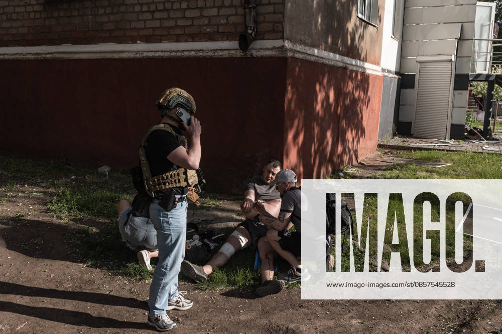 Russian attack on Ukraine s Kramatorsk KRAMATORSK, UKRAINE - MAY 25: A wounded man is being treated by several people after a Russian attack using KAB bombs in the center of Kramatorsk, Ukraine, on May 25, 2026. Diego Herrera Carcedo Anadolu Kramatorsk Ukraine. Editorial use only. Please get in touch for any other usage.