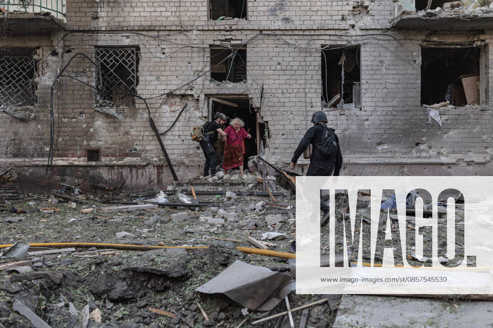 Russian attack on Ukraine s Kramatorsk KRAMATORSK, UKRAINE - MAY 25: Police evacuate a woman with reduced mobility following a Russian attack using KAB bombs in the centre of Kramatorsk, Ukraine, on May 25, 2026. Diego Herrera Carcedo Anadolu Kramatorsk Ukraine. Editorial use only. Please get in touch for any other usage.