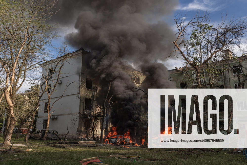 Russian attack on Ukraine s Kramatorsk KRAMATORSK, UKRAINE - MAY 25: A damaged building and burning cars following a Russian attack using KAB bombs in the centre of Kramatorsk, Ukraine, on May 25, 2026. Diego Herrera Carcedo Anadolu Kramatorsk Ukraine. Editorial use only. Please get in touch for any other usage.