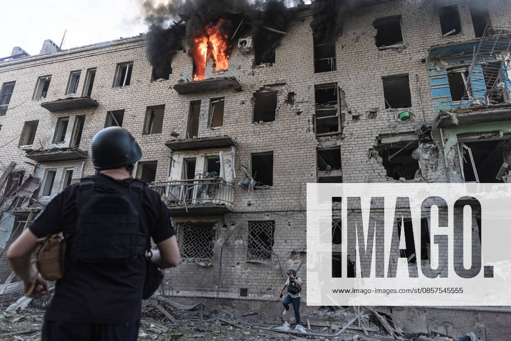 Russian attack on Ukraine s Kramatorsk KRAMATORSK, UKRAINE - MAY 25: A building on fire following a Russian attack using KAB bombs in the centre of Kramatorsk, Ukraine, on May 25, 2026. Diego Herrera Carcedo Anadolu Kramatorsk Ukraine. Editorial use only. Please get in touch for any other usage.