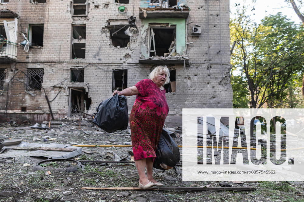Russian attack on Ukraine s Kramatorsk KRAMATORSK, UKRAINE - MAY 25: A woman takes her belongings from in front of her damaged home following a Russian attack with KAB bombs in the centre of Kramatorsk, Ukraine, on May 25, 2026. Diego Herrera Carcedo Anadolu Kramatorsk Ukraine. Editorial use only. Please get in touch for any other usage.