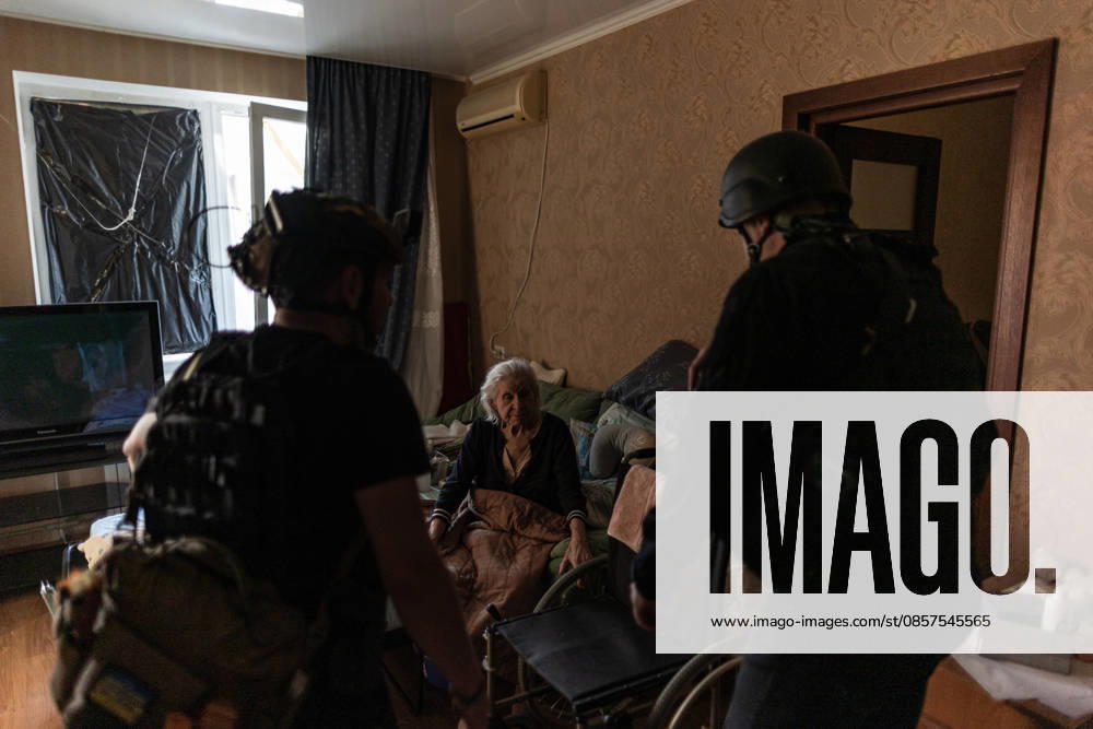 Russian attack on Ukraine s Kramatorsk KRAMATORSK, UKRAINE - MAY 25: Police evacuate a woman with reduced mobility following a Russian attack using KAB bombs in the centre of Kramatorsk, Ukraine, on May 25, 2026. Diego Herrera Carcedo Anadolu Kramatorsk Ukraine. Editorial use only. Please get in touch for any other usage.