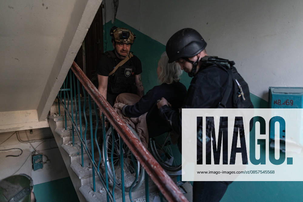Russian attack on Ukraine s Kramatorsk KRAMATORSK, UKRAINE - MAY 25: Police evacuate a woman with reduced mobility following a Russian attack using KAB bombs in the centre of Kramatorsk, Ukraine, on May 25, 2026. Diego Herrera Carcedo Anadolu Kramatorsk Ukraine. Editorial use only. Please get in touch for any other usage.
