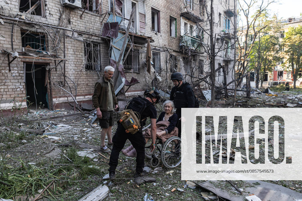 Russian attack on Ukraine s Kramatorsk KRAMATORSK, UKRAINE - MAY 25: Police evacuate a woman with reduced mobility following a Russian attack using KAB bombs in the centre of Kramatorsk, Ukraine, on May 25, 2026. Diego Herrera Carcedo Anadolu Kramatorsk Ukraine. Editorial use only. Please get in touch for any other usage.