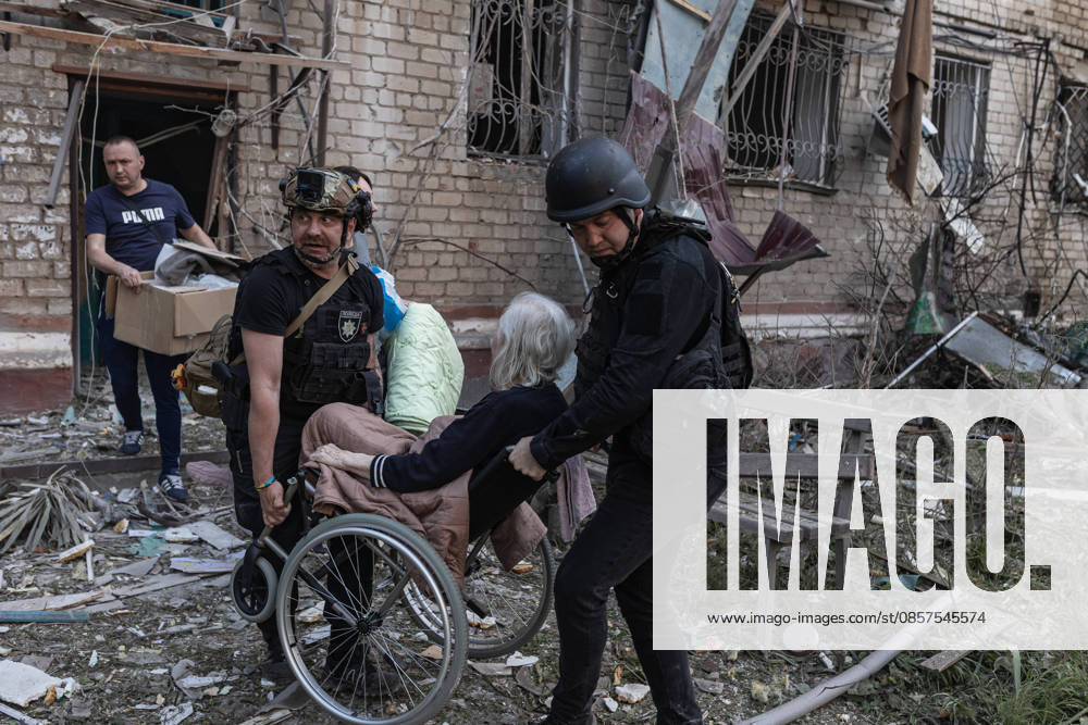 Russian attack on Ukraine s Kramatorsk KRAMATORSK, UKRAINE - MAY 25: Police evacuate a woman with reduced mobility following a Russian attack using KAB bombs in the centre of Kramatorsk, Ukraine, on May 25, 2026. Diego Herrera Carcedo Anadolu Kramatorsk Ukraine. Editorial use only. Please get in touch for any other usage.