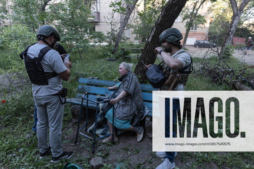 Russian attack on Ukraine s Kramatorsk KRAMATORSK, UKRAINE - MAY 25: Police evacuate a woman with reduced mobility following a Russian attack using KAB bombs in the centre of Kramatorsk, Ukraine, on May 25, 2026. Diego Herrera Carcedo Anadolu Kramatorsk Ukraine. Editorial use only. Please get in touch for any other usage.