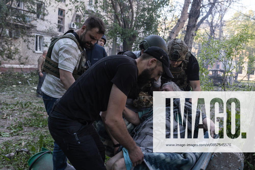 Russian attack on Ukraine s Kramatorsk KRAMATORSK, UKRAINE - MAY 25: Police evacuate a woman with reduced mobility following a Russian attack using KAB bombs in the centre of Kramatorsk, Ukraine, on May 25, 2026. Diego Herrera Carcedo Anadolu Kramatorsk Ukraine. Editorial use only. Please get in touch for any other usage.