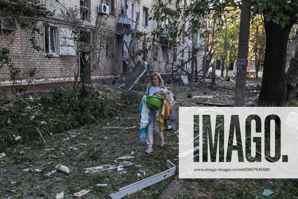Russian attack on Ukraine s Kramatorsk KRAMATORSK, UKRAINE - MAY 25: A woman evacuates her belongings following a Russian attack using KAB bombs in the centre of Kramatorsk, Ukraine, on May 25, 2026. Diego Herrera Carcedo Anadolu Kramatorsk Ukraine. Editorial use only. Please get in touch for any other usage.