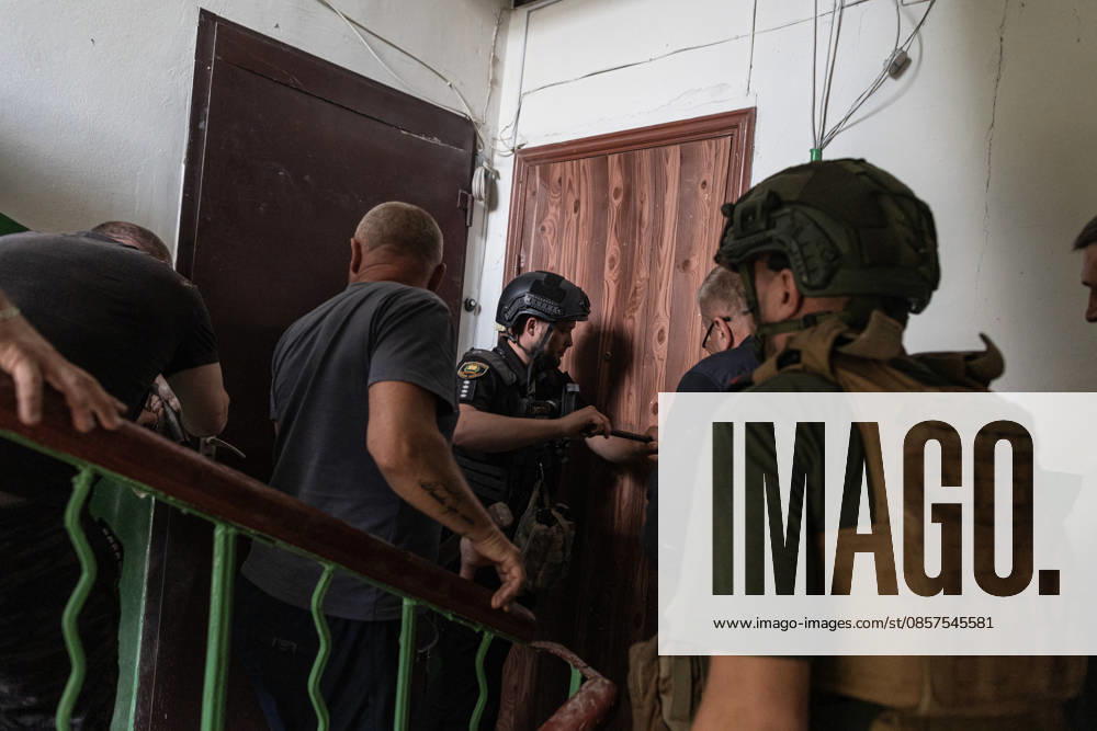 Russian attack on Ukraine s Kramatorsk KRAMATORSK, UKRAINE - MAY 25: Police try to enter the house following a Russian attack using KAB bombs in the centre of Kramatorsk, Ukraine, on May 25, 2026. Diego Herrera Carcedo Anadolu Kramatorsk Ukraine. Editorial use only. Please get in touch for any other usage.