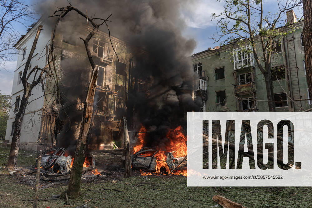 Russian attack on Ukraine s Kramatorsk KRAMATORSK, UKRAINE - MAY 25: A damaged building and burning cars following a Russian attack using KAB bombs in the centre of Kramatorsk, Ukraine, on May 25, 2026. Diego Herrera Carcedo Anadolu Kramatorsk Ukraine. Editorial use only. Please get in touch for any other usage.