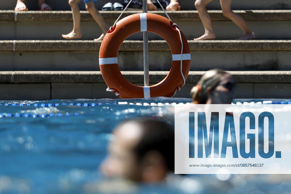 In Colognes Stadionbad, swimmers enjoy the outdoor pool season in summer temperatures The Rhineland is groaning under the hot weather at Whitsun The German Weather Service is already warning of heat storms Cologne, 25 05 2026 NRW Germany