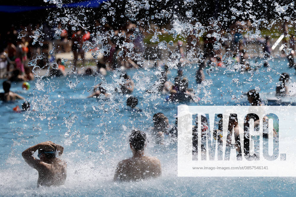 In Colognes Stadionbad, swimmers enjoy the outdoor pool season in summer temperatures The Rhineland is groaning under the hot weather at Whitsun The German Weather Service is already warning of heat storms Cologne, 25 05 2026 NRW Germany