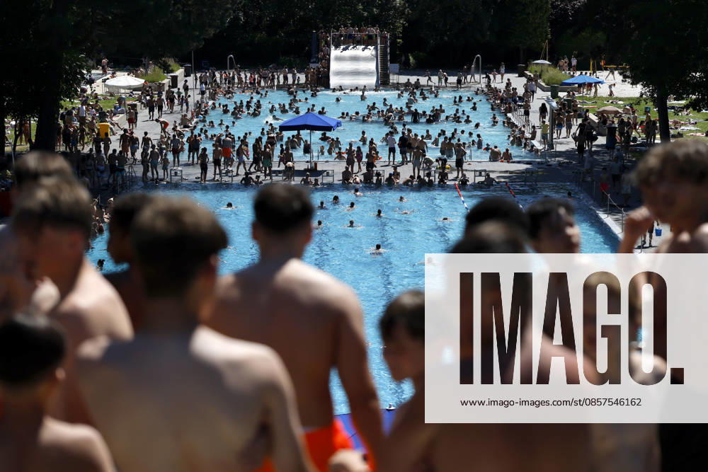 In Colognes Stadionbad, swimmers enjoy the outdoor pool season in summer temperatures The Rhineland is groaning under the hot weather at Whitsun The German Weather Service is already warning of heat storms Cologne, 25 05 2026 NRW Germany