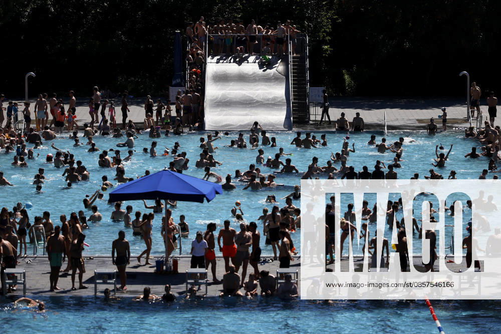 In Colognes Stadionbad, swimmers enjoy the outdoor pool season in summer temperatures The Rhineland is groaning under the hot weather at Whitsun The German Weather Service is already warning of heat storms Cologne, 25 05 2026 NRW Germany