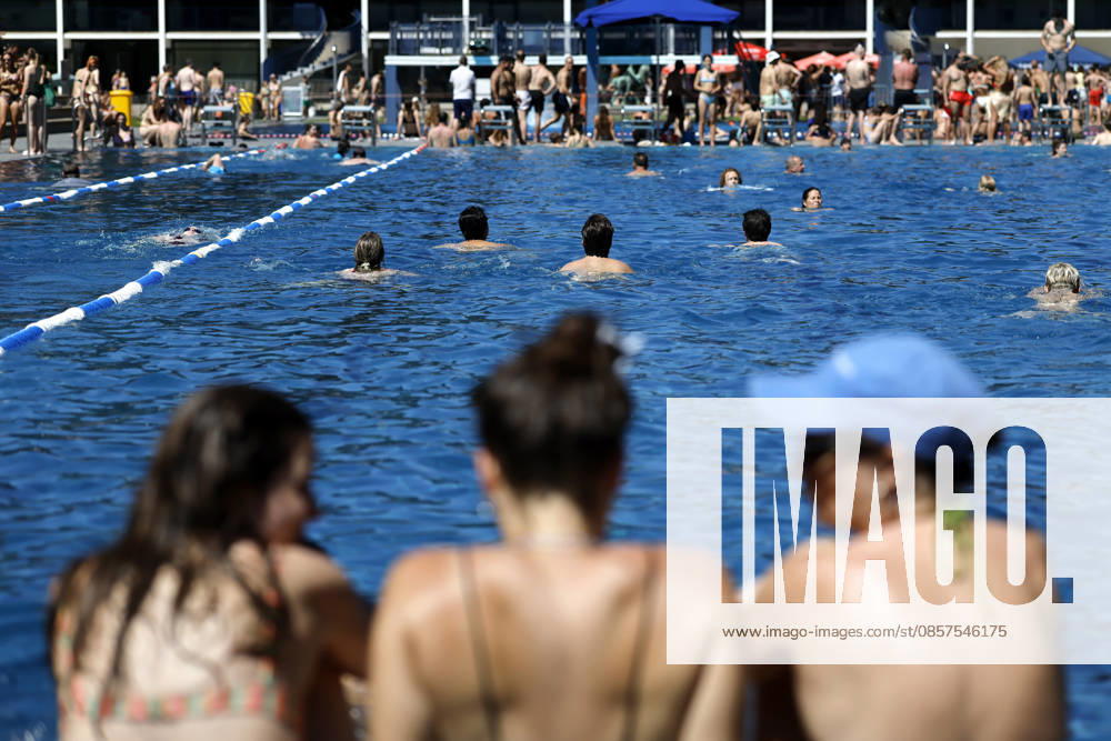 In Colognes Stadionbad, swimmers enjoy the outdoor pool season in summer temperatures The Rhineland is groaning under the hot weather at Whitsun The German Weather Service is already warning of heat storms Cologne, 25 05 2026 NRW Germany