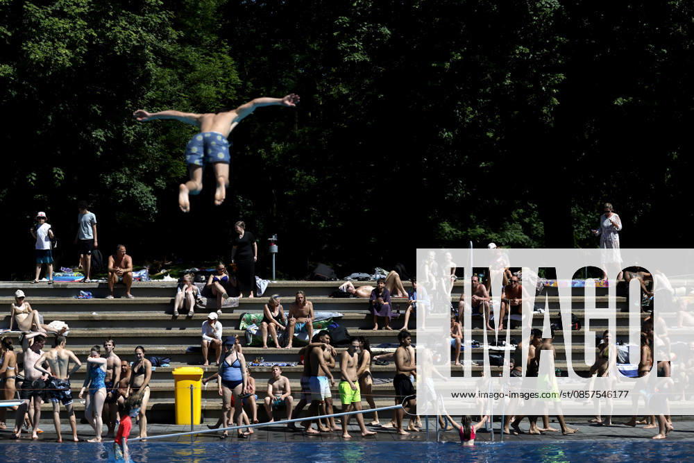 In Colognes Stadionbad, swimmers enjoy the outdoor pool season in summer temperatures The Rhineland is groaning under the hot weather at Whitsun The German Weather Service is already warning of heat storms Cologne, 25 05 2026 NRW Germany