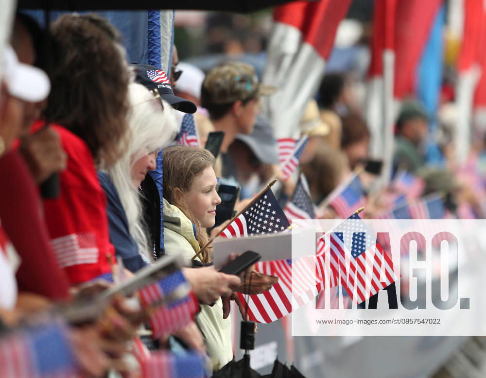 Attendees holding American flags watch the National Memorial Day Parade in Washington, DC, USA, on May 25, 2026. The parade has been held annually since 2005, marking its 21st anniversary. Washington USA - ZUMAs337 20260525_znp_s337_006