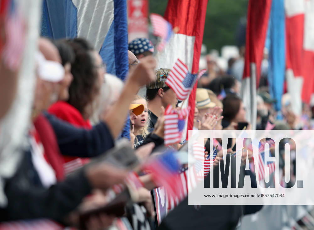 Attendees holding American flags cheer on parade participants during the National Memorial Day Parade in Washington, DC, USA, on May 25, 2026. The parade has been held annually since 2005, marking its 21st anniversary. Washington USA - ZUMAs337 20260525_znp_s337_007