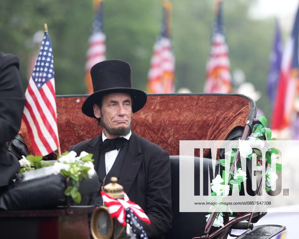 A man dressed as President Abraham Lincoln takes part in the National Memorial Day Parade on Constitution Avenue in Washington, DC, USA, on May 25, 2026. The parade has been held annually since 2005, marking its 21st anniversary. Washington USA - ZUMAs337 20260525_znp_s337_004
