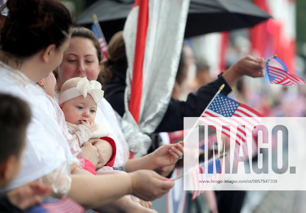 Attendees holding American flags watch the National Memorial Day Parade in Washington, DC, USA, on May 25, 2026. The parade has been held annually since 2005, marking its 21st anniversary. Washington USA - ZUMAs337 20260525_znp_s337_005