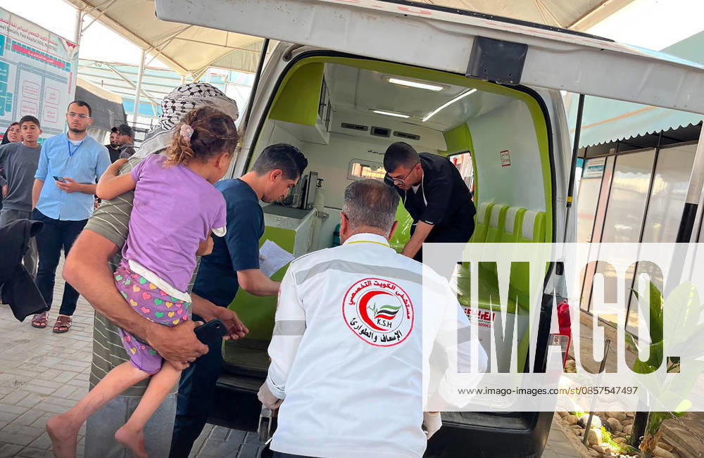 Palestinian rescue and ambulance teams rushed children to the Kuwaiti field hospital for treatment after an Israeli airstrike on tents sheltering displaced families in the Mawasi area, despite a cease-fire agreement in Khan Younis, Gaza Strip, Palestine, Monday, May 25, 2026. The strike killed a six-year-old boy and a woman, and wounded 20 others, mostly children and women. Medical sources said. GAZ2026052501 Kuwaitixfieldxhospital